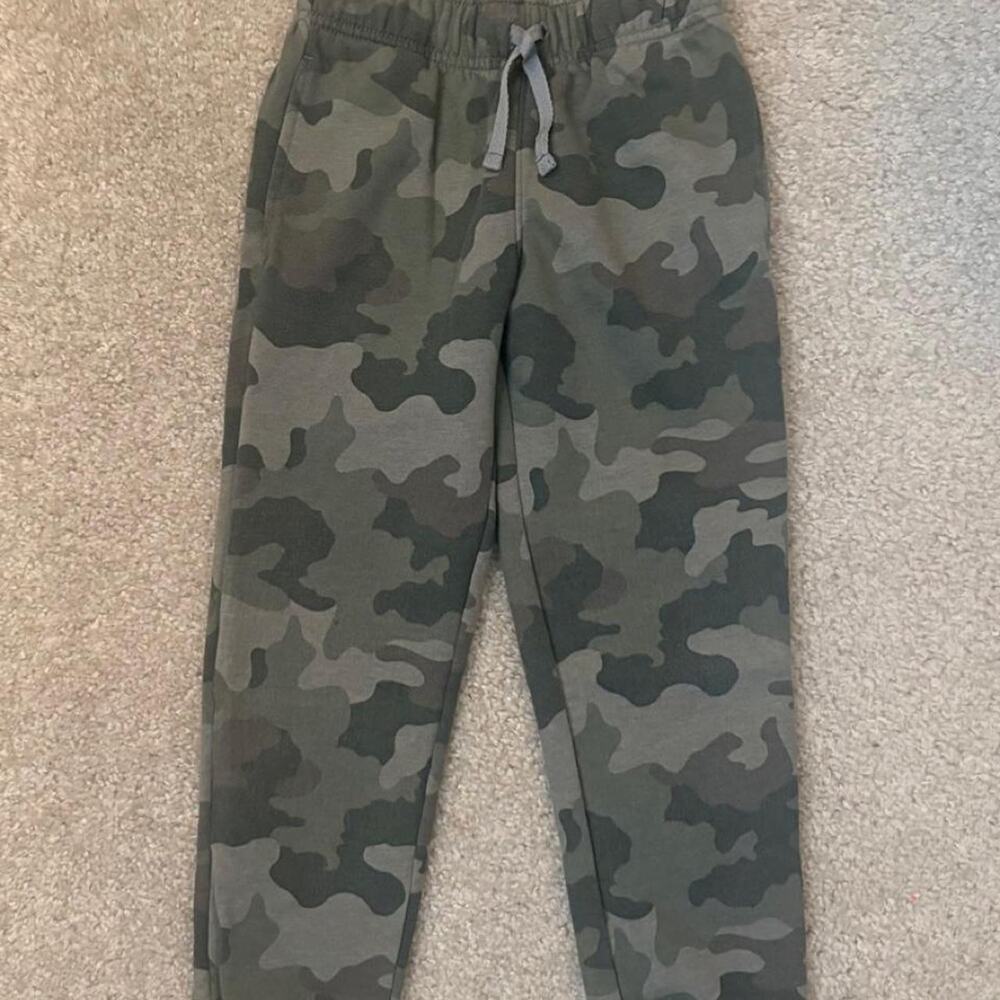 Green camo sweatpants with adjustable waistband size 6/7